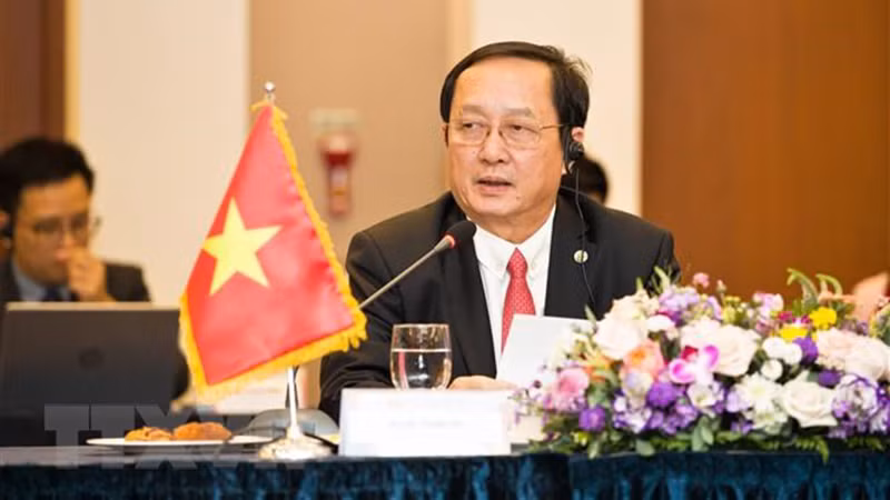 Министр науки и технологий Вьетнама Хюинь Тхань Дат выступает на заседании. Фото: ВИА