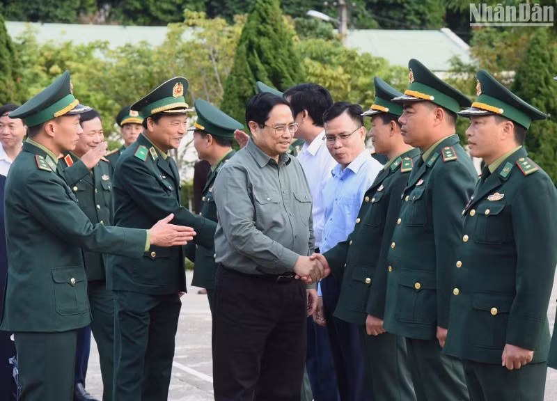 Премьер-министр Фам Минь Тьинь посещает пограничный пост Хуойлыонг. Фото: Чан Хай