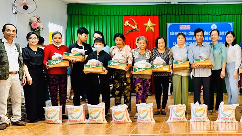 Вручение подарков бедным кхмерским семьям в прибрежном районе общины Виньчатьдонг.