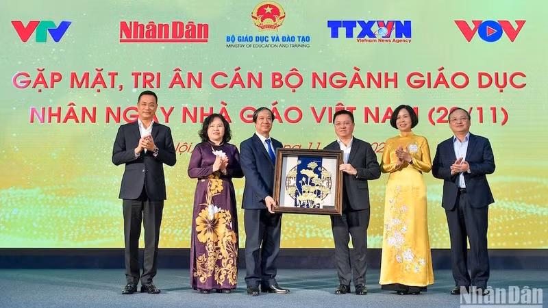 Руководители пресс-агентств поздравляют руководителей сферы образования. Фото: Тхань Дат