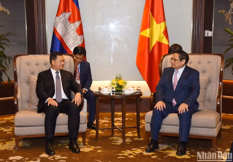 Два Премьер-министра проводят встречу перед отъездом Премьер-министра Хун Манета.