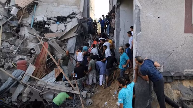 Поиск людей, оказавшихся под завалами после авиаудара в Хан-Юнисе (сектор Газа), 11 октября 2023 года. Фото: Синьхуа/ВИА