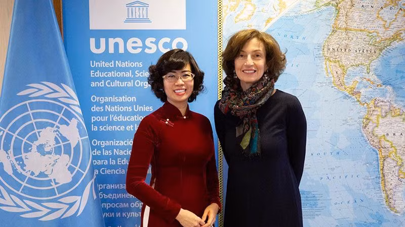 Генеральный директор ЮНЕСКО Одри Азуле (справа) принимает Посла Ле Тхи Хонг Ван.