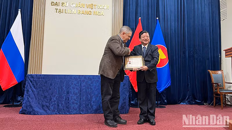 Вручение памятной медали «За дело литературы и искусства Вьетнама» г-ну Анатолию Соколову. Фото: Суан Хынг