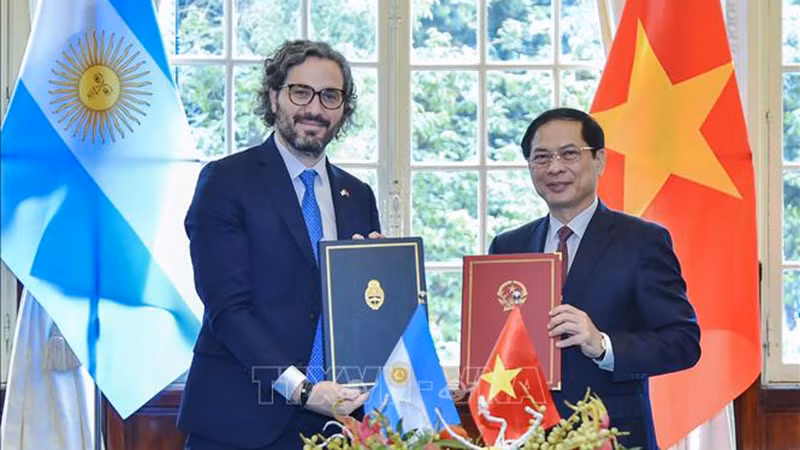 Министр иностранных дел Вьетнама Буй Тхань Шон (справа) и Министр иностранных дел, международной торговли и религии Аргентины Сантьяго Андрес Кафьеро. Фото: ВИА
