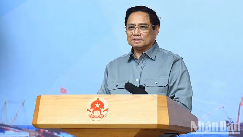 Премьер-министр Фам Минь Тьинь выступает на конференции. Фото: Чан Хай