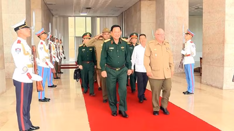 Министр революционных вооруженных сил Кубы Альваро Лопес Миера встречает делегацию. Фото: qdnd.vn