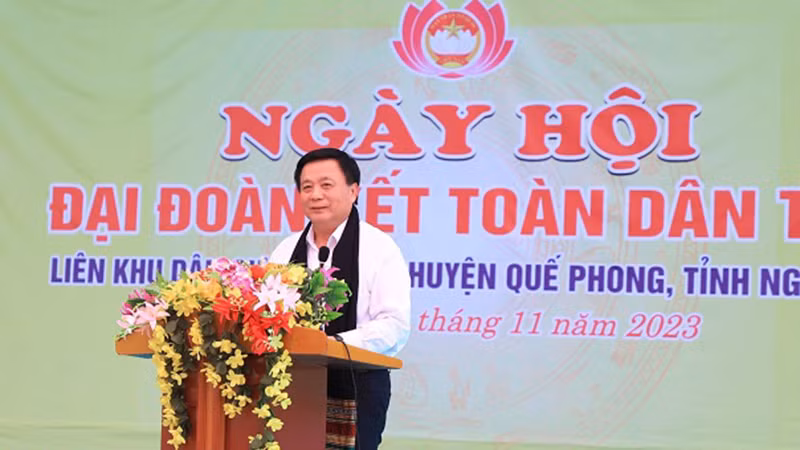 Товарищ Нгуен Суан Тханг выступает с речью.