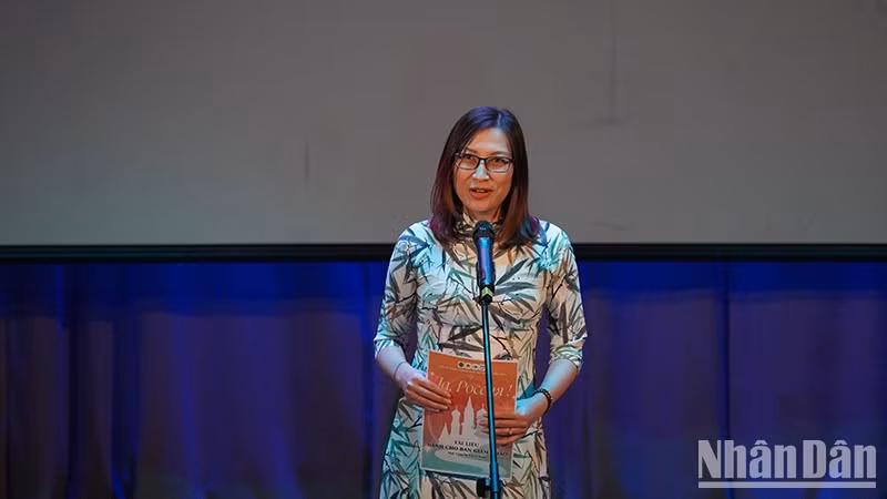 Глава отдела образования Посольства Вьетнама в России Май Нгуен Тует Хоа выступает на мероприятии.