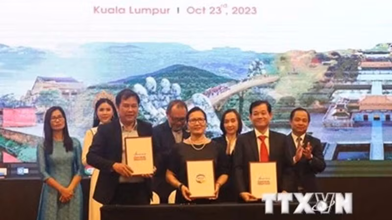 Подписание меморандума о взаимопонимании по сотрудничеству в сферах коммуникаций и продвижения туризма. Фото: ВИА