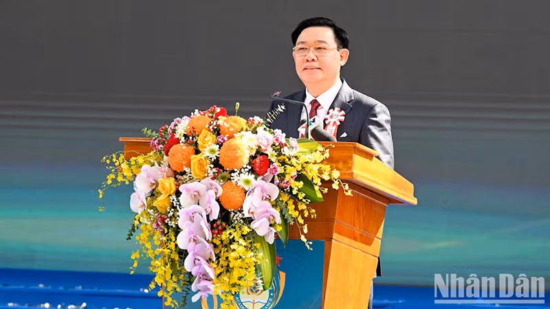 Председатель НС Выонг Динь Хюэ выступает на церемонии празднования. Фото: Зюи Линь
