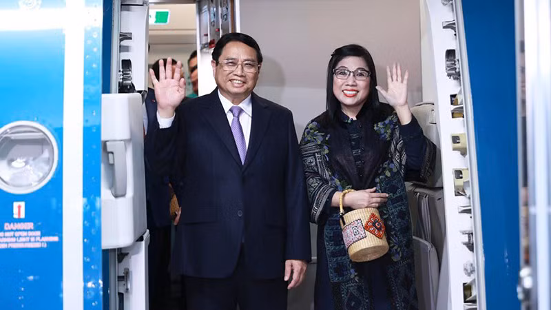 Премьер-министр Фам Минь Тьинь с супругой. Фото: ВИА