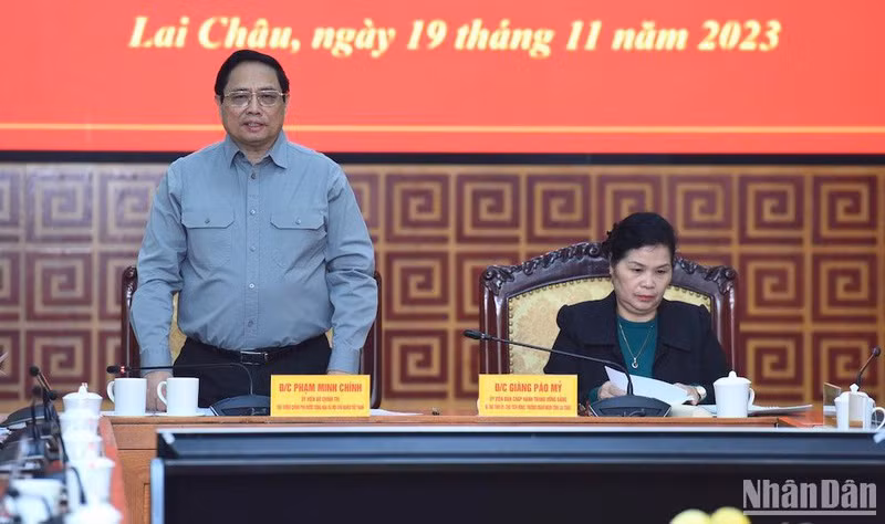 Премьер-министр Фам Минь Тьинь на рабочей встрече. Фото: Чан Хай