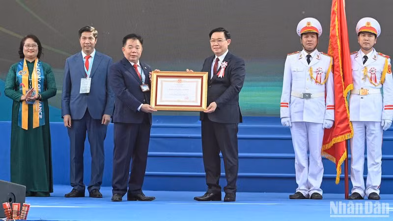 Председатель НС Выонг Динь Хюэ вручает Финансовой академии Орден Труда первой степени. Фото: Зюи Линь