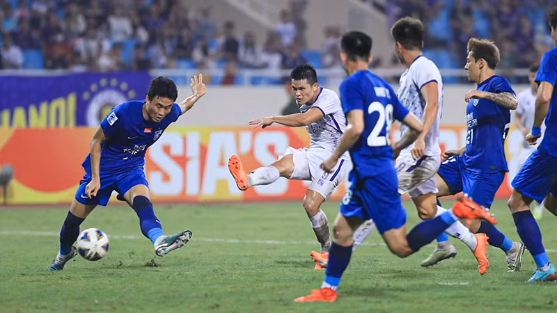 Туан Хай наносит удар по воротам «Wuhan Three Towns». Фото: ФК «Ханой»