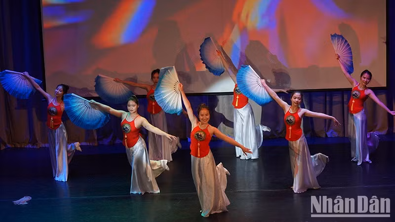 Танцевальный номер на мероприятии.