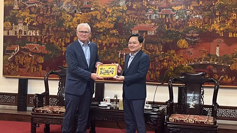 Секретарь Парткома провинции Бакнинь Нгуен Ань Туан вручает памятный подарок г-ну Джону Нойфферу.