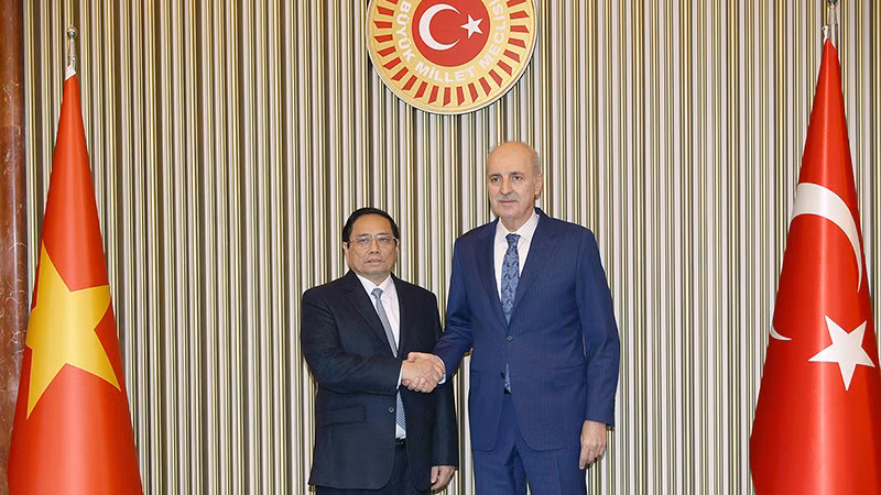 Премьер-министр Фам Минь Тьинь (слева) и Председатель ВНС Турции Нуман Куртулмуш. Фото: VGP