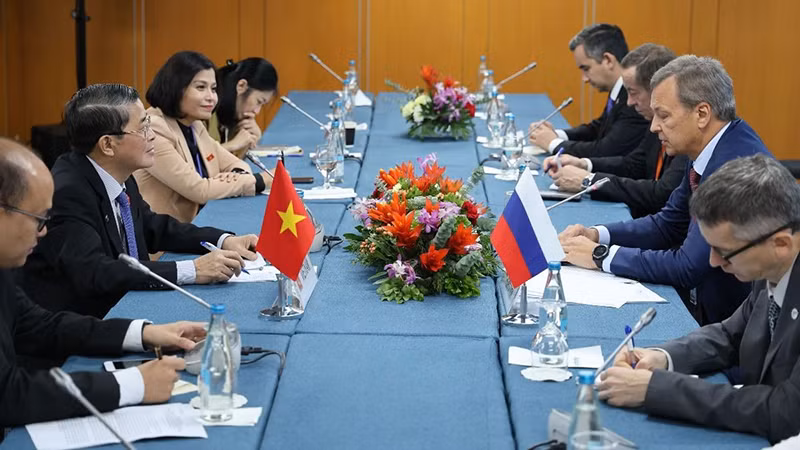 Зампредседателя НС Нгуен Дык Хай на встрече с Первым зампредседателя Совета Федерации Федерального собрания России Андреем Яцкиным. Фото: ВИА