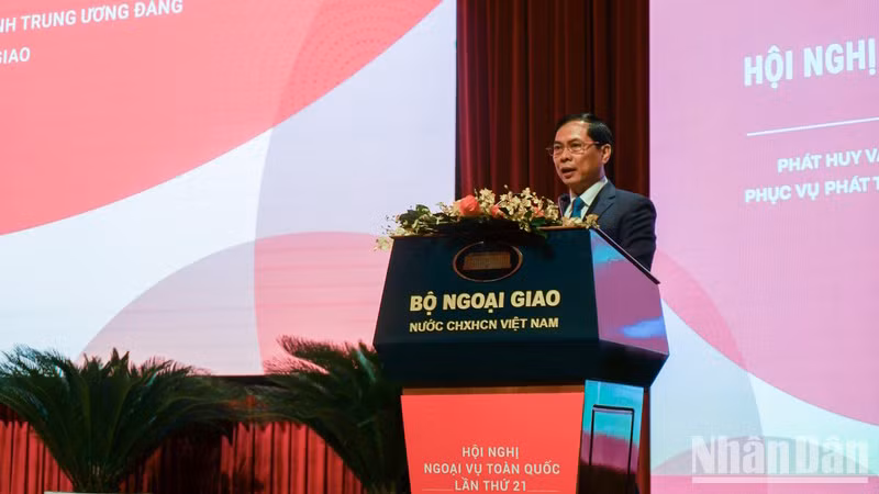 Министр иностранных дел Буй Тхань Шон выступает со вступительной речью. Фото: Чунг Хынг