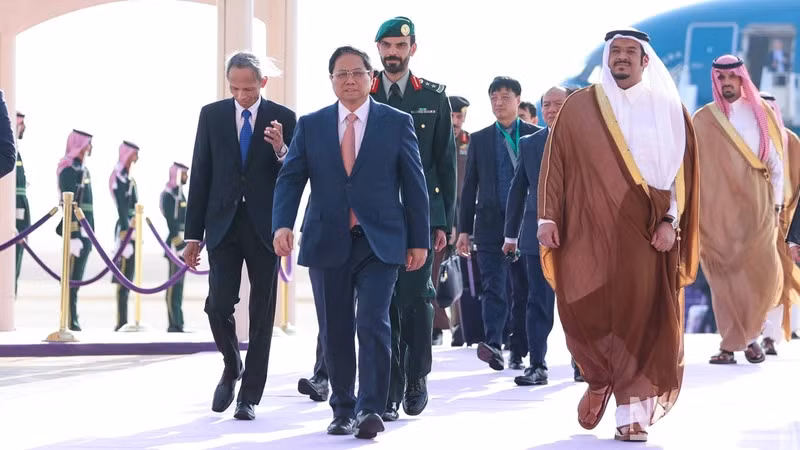 Премьер-министр Фам Минь Тьинь в международном аэропорту имени Короля Халида в Эр-Рияде. Фото: Нят Бак