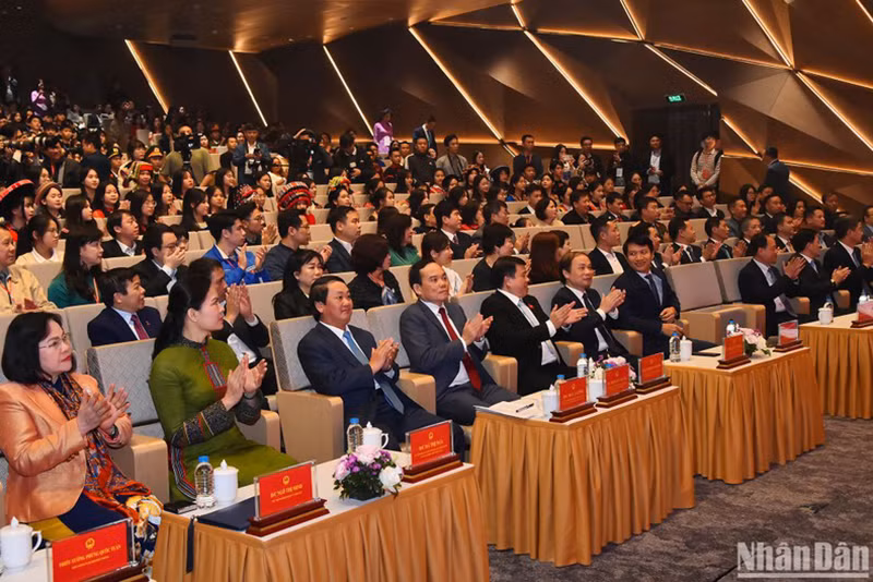 Вице-премьер Чан Лыу Куанг и делегаты на церемонии. Фото: Тхюи Нгуен