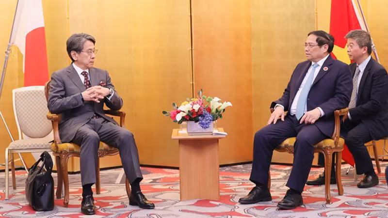 Премьер-министр Фам Минь Тьинь принимает председателя совета директоров JBIC Маэду Тадаси. Фото: Нят Бак