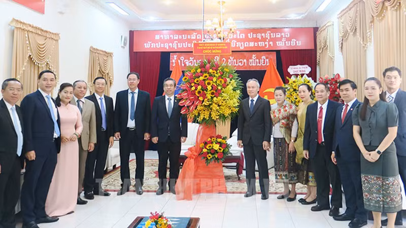 Делегация руководителей г. Хошимина посещает Генеральное консульство Лаоса. Фото: hcmcpv.org.vn