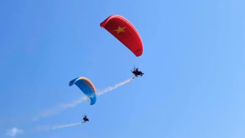 Перед открытием турнира спортсмены демонстрируют летающие парашюты.