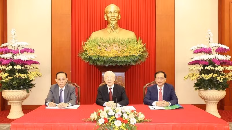 Генеральный секретарь ЦК КПВ Нгуен Фу Чонг, Заведующий Отделом ЦК КПВ по внешним связям Ле Хоай Чунг и Министр иностранных дел Буй Тхань Шон во время телефонного разговора с Президентом Франции Эмманюэлем Макроном. Фото: ВИА