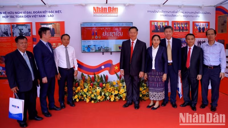 Руководители министерств и ведомств Вьетнама и Лаоса посещают выставочную зону газеты «Нянзан».