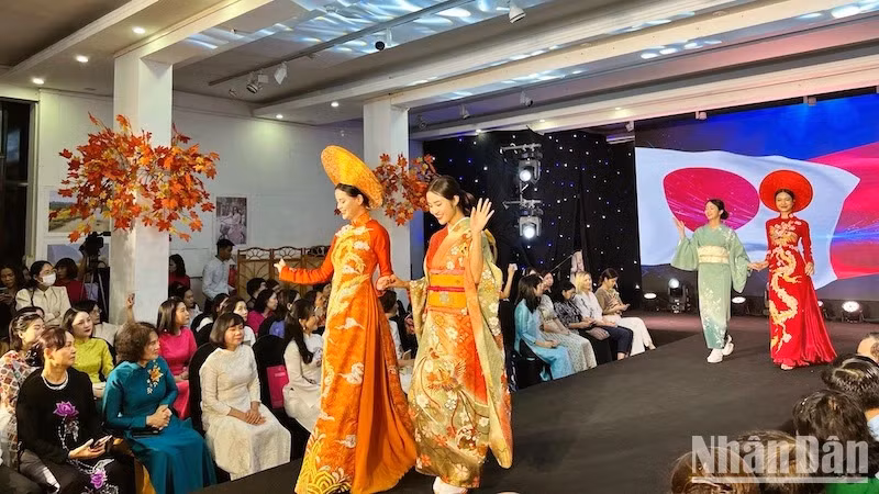 Модели выступают в «аозай» и кимоно, символизируя традиционные отношения и тесные связи между Вьетнамом и Японией.