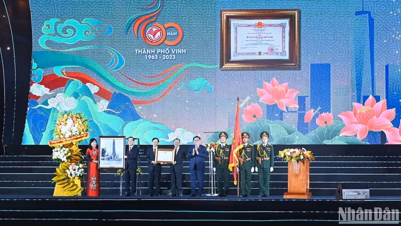 Председатель НС Выонг Динь Хюэ вручает городу Винь Орден Независимости второй степени. Фото: Зюи Линь