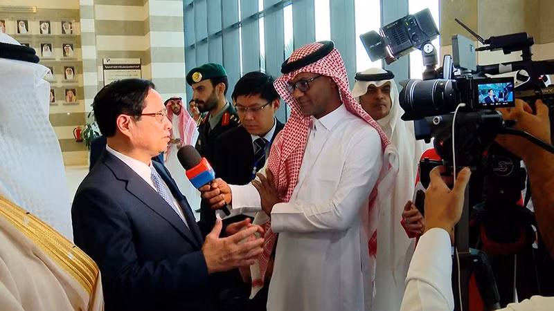 Премьер-министр Фам Минь Тьинь дает интервью. Фото: Нят Бак