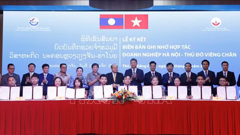 Подписание меморандума о взаимопонимании по сотрудничеству между предприятиями Ханоя и Вьентьяна. Фото: ВИА