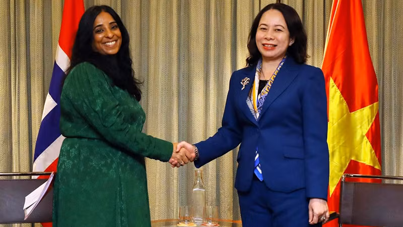 Вице-президент Во Тхи Ань Суан и Министр культуры и равенства Норвегии Лубна Джаффери. Фото: ВИА