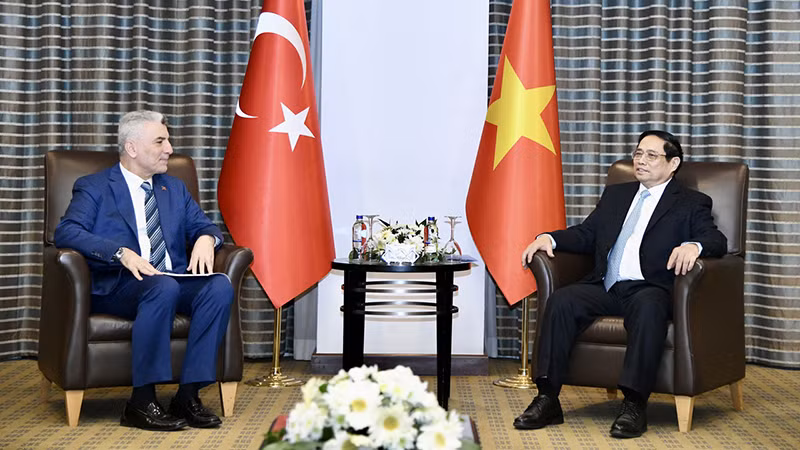 Премьер-министр Фам Минь Тьинь и Министр торговли Турции Омер Болат. Фото: Тхань Жанг