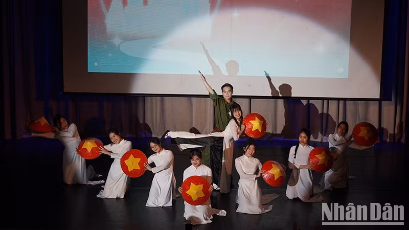 Выступление на конкурсе талантов.