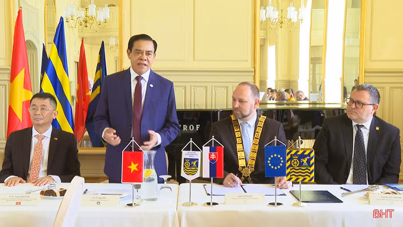 Председатель Народного комитета провинции Хатинь Во Чонг Хай выступает на рабочей встрече. Фото: Газета «Хатинь»