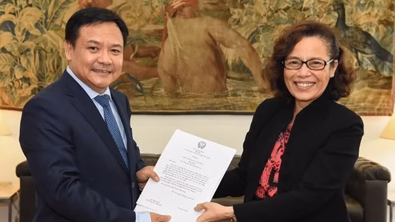 Посол Вьетнама в Бразилии Буй Ван Нги (слева) вручает копии верительных грамот г-же Марии Лаура да Роша. Фото: ВИА