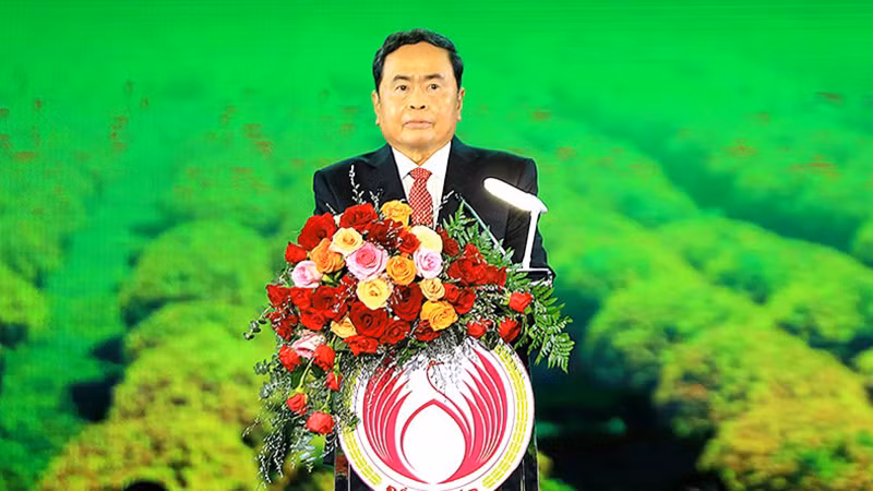 Постоянный зампредседателя НС Чан Тхань Ман выступает с речью.