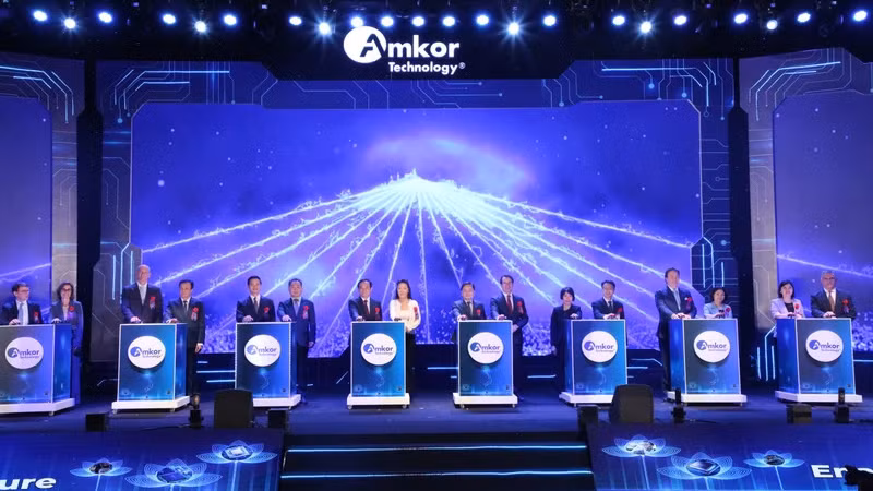 Вице-премьер Чан Лыу Куанг и делегаты нажимают кнопки в знак открытия завода.