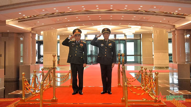 Официальная церемония встречи генерала армии Фан Ван Жанга. Фото: qdnd.vn
