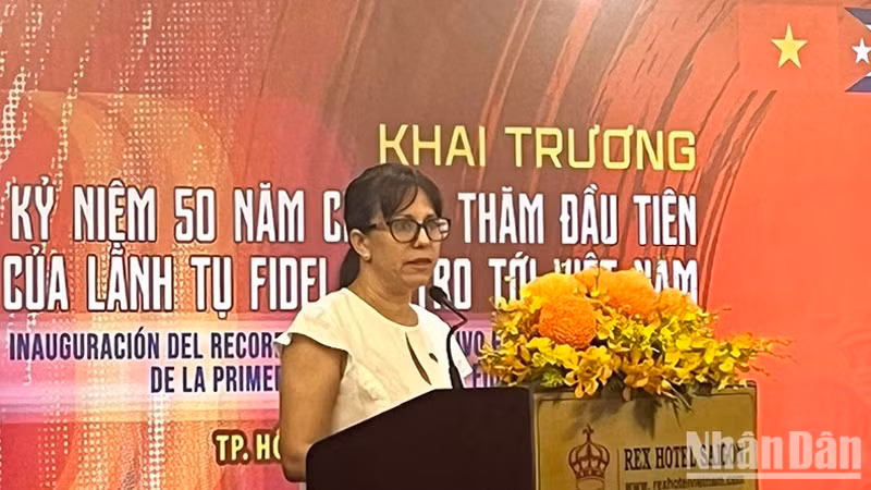 Генеральный консул Кубы Ариадна Фео Лабрада выступает с речью.