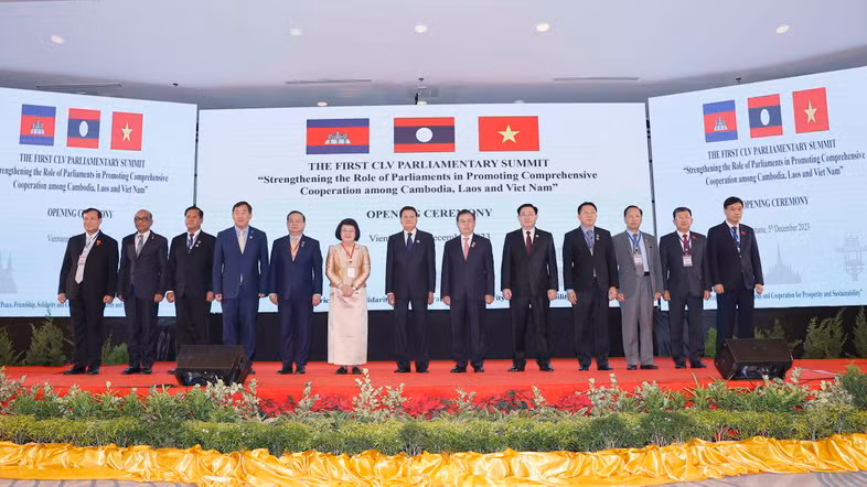 Председатель НС Вьетнама Выонг Динь Хюэ, Генеральный секретарь ЦК НРПЛ, Президент Лаоса Тхонглун Сисулит, Председатель НА Лаоса Сайсомфон Фомвихан, Председатель НА Камбоджи Самдек Кхуон Судари и делегаты. Фото: quochoi.vn