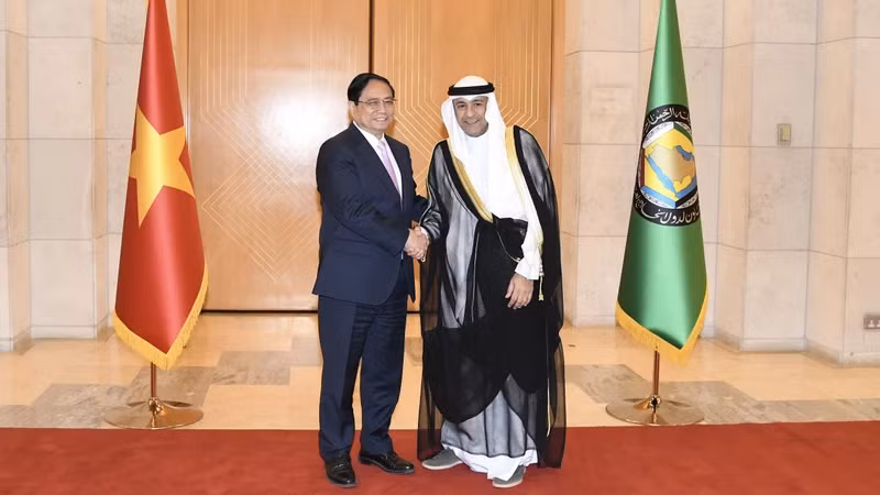 Премьер-министр Фам Минь Тьинь на встрече с Генеральным секретарем ССАГПЗ Джассимом Мухаммадом аль-Будайви.