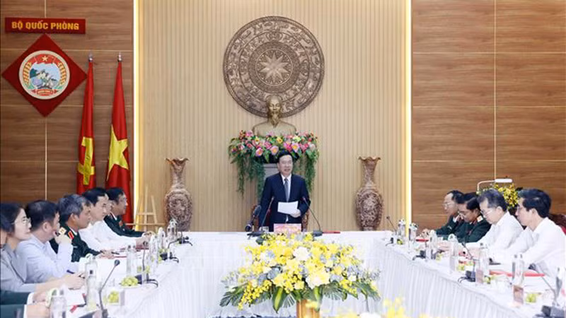 Президент Во Ван Тхыонг на рабочей встрече с Командованием 5-го военного округа. Фото: ВИА