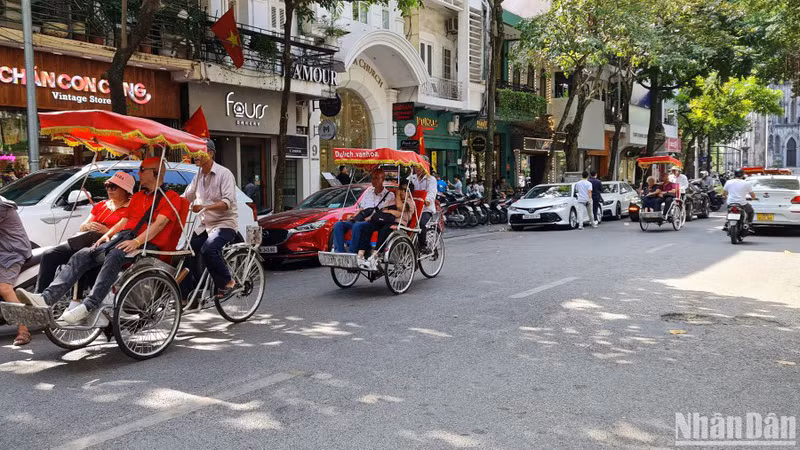 Иностранные туристы посещают старый квартал Ханоя на велорикше. Фото: Т.Линь