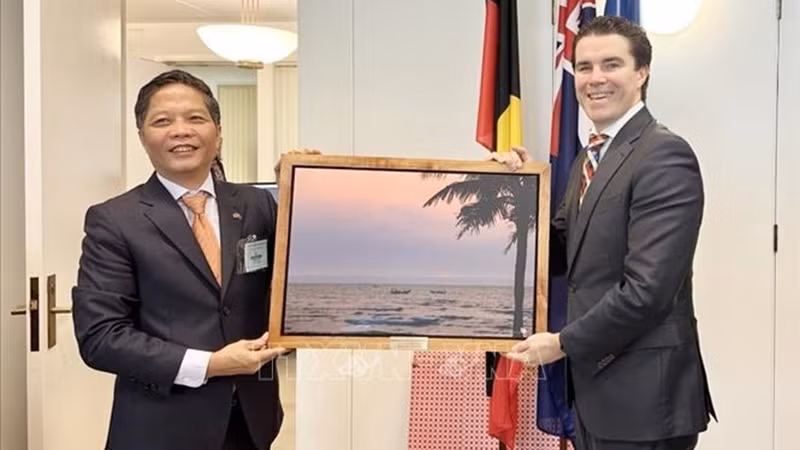 Товарищ Чан Туан Ань вручает подарок Соминистру иностранных дел Тиму Уоттсу. Фото: ВИА