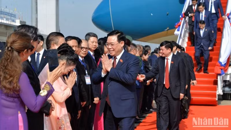 Председателя НС Выонг Динь Хюэ встречают в международном аэропорту Ваттай.